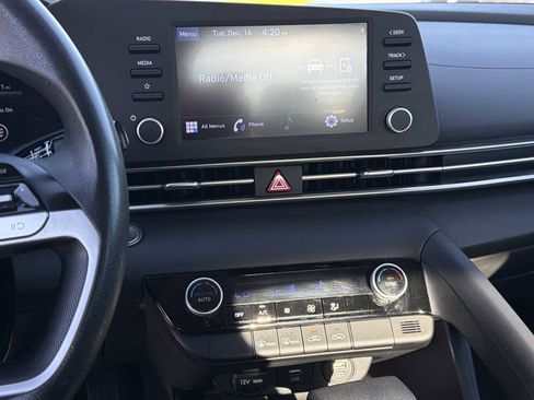 Certified 2022 Hyundai Elantra SEL image 4