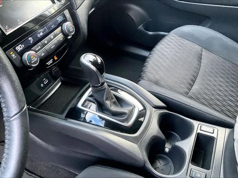 Used 2019 Nissan Rogue SV image 20