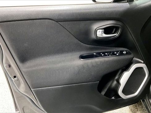 Used 2019 Jeep Renegade Latitude w/ Cold Weather Group image 21