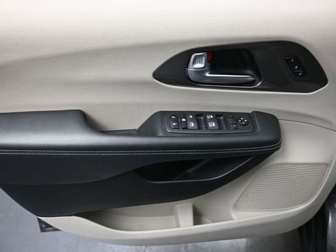 Used 2023 Chrysler Pacifica Touring-L FWD image 13