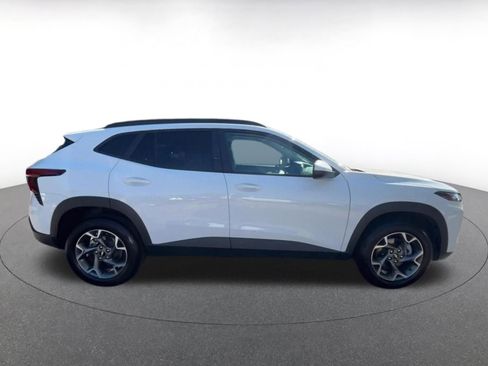 Used 2025 Chevrolet Trax LT w/ LT Convenience Package FWD image 16