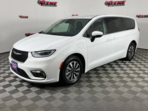 Used 2023 Chrysler Pacifica Touring-L FWD image 5