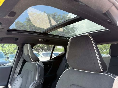 Used 2019 Volvo XC40 T4 R-Design FWD image 12