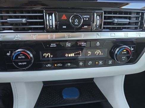 New 2026 Nissan Pathfinder SL image 4