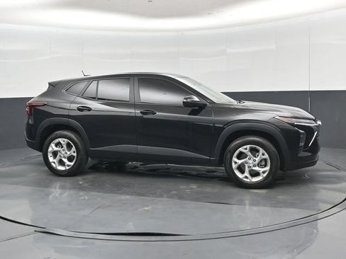 Used 2026 Chevrolet Trax LS w/ LS Convenience Package FWD image 33