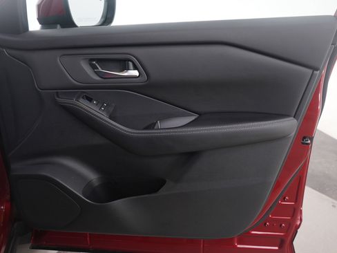 Used 2024 Nissan Rogue SV image 12