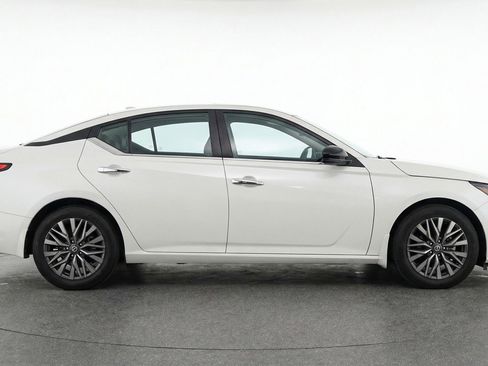 Used 2025 Nissan Altima 2.5 SV FWD image 11