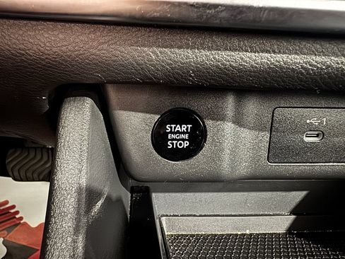 Used 2025 Nissan Rogue SV AWD/4WD image 40