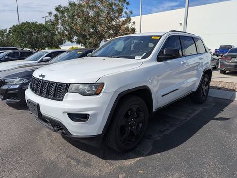 Used 2019 Jeep Grand Cherokee Laredo RWD image 2