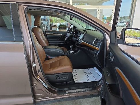 Used 2017 Toyota Highlander Limited AWD/4WD image 51