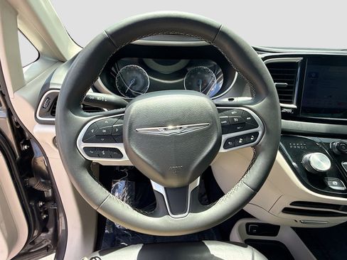 Used 2023 Chrysler Pacifica Touring-L FWD image 39