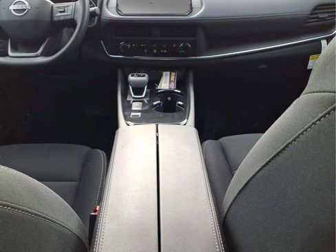 Used 2025 Nissan Rogue S FWD image 11