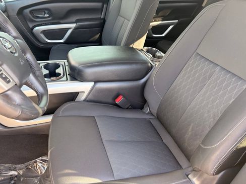 Used 2018 Nissan Titan SV w/ SV Convenience Package AWD/4WD image 18