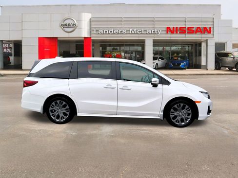 Used 2025 Honda Odyssey Touring image 2