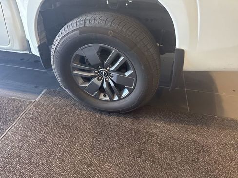 Used 2025 Nissan Frontier SV w/ SV Convenience Package image 13