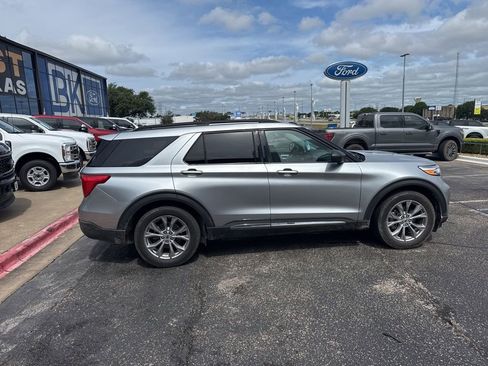 Used 2024 Ford Explorer XLT w/ Equipment Group 202A RWD image 4
