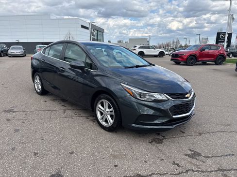 Used 2017 Chevrolet Cruze LT w/ Convenience Package image 3