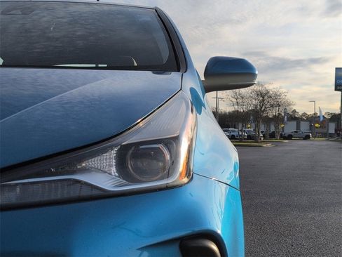 Used 2022 Toyota Prius L Eco image 12