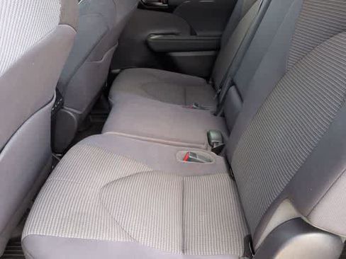 Used 2023 Toyota Highlander LE FWD image 19