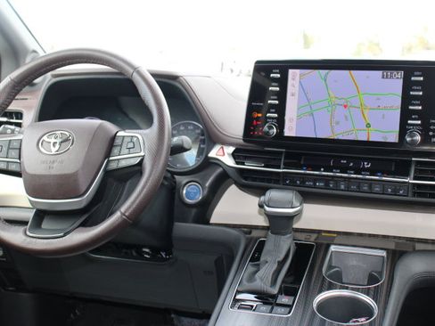 Certified 2023 Toyota Sienna Platinum image 24