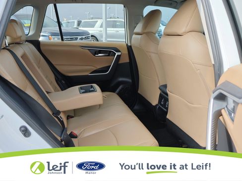 Used 2020 Toyota RAV4 XLE Premium image 32