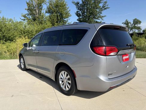 Used 2019 Chrysler Pacifica Touring-L FWD image 6