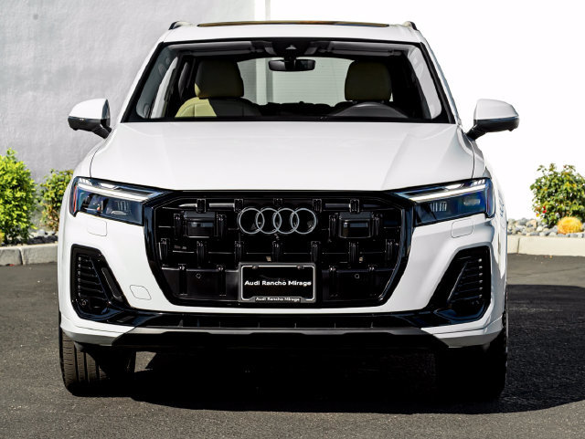 Used 2025 Audi Q7 2.0T Premium w/ Convenience Plus Package AWD/4WD image 3