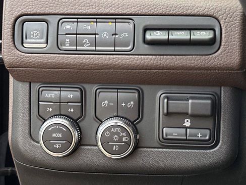 Used 2021 GMC Yukon Denali w/ Denali Premium Package image 29