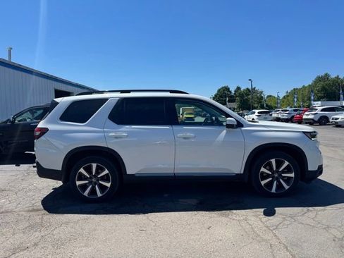 Used 2024 Honda Pilot Touring image 1