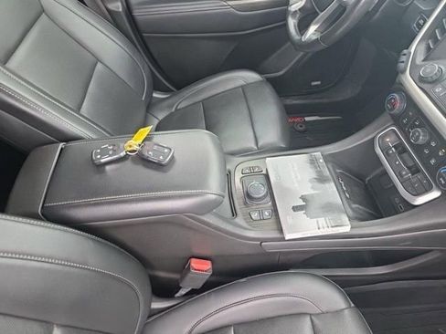 Used 2022 GMC Acadia SLT w/ Elevation Edition image 8