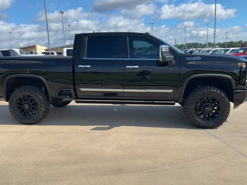 Used 2024 Chevrolet Silverado 2500 High Country w/ High Country Premium Package AWD/4WD image 2