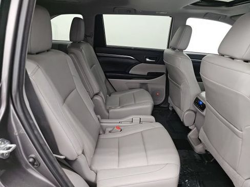 Used 2015 Toyota Highlander Limited w/ Driver Technology Package AWD/4WD image 39