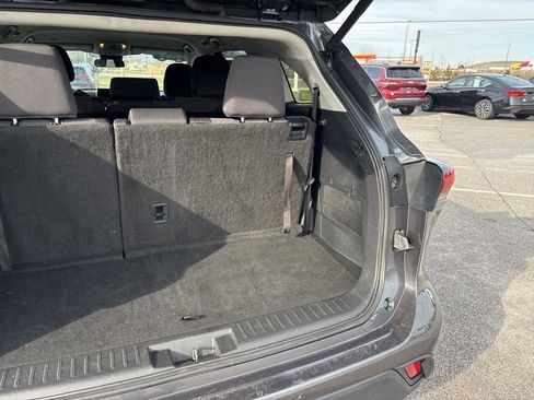 Used 2024 Toyota Highlander LE image 9