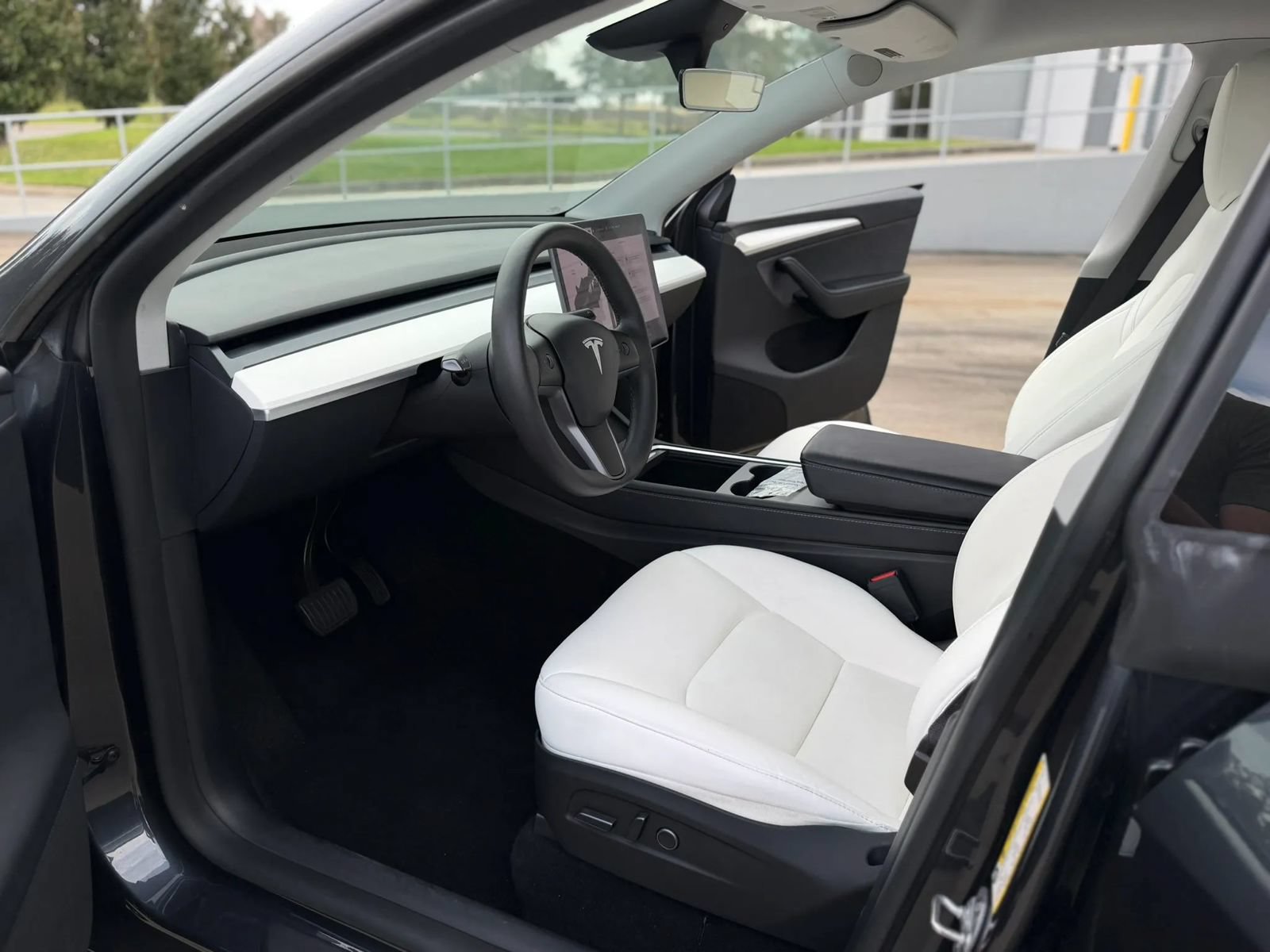 Used 2024 Tesla Model Y Long Range RWD image 16
