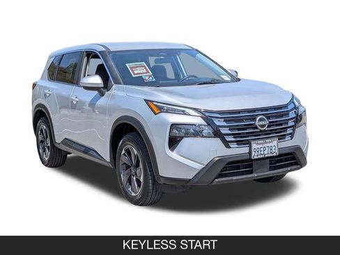 Used 2025 Nissan Rogue SV FWD image 2