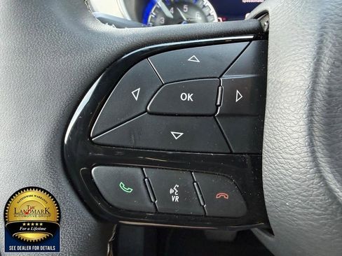 Used 2025 Chrysler Pacifica Limited image 10