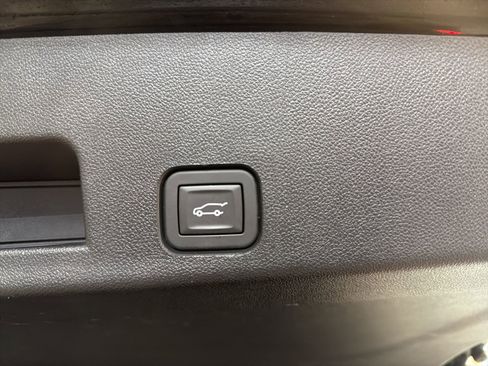 Used 2025 GMC Acadia Elevation FWD image 12