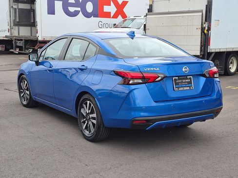 Used 2021 Nissan Versa SV FWD image 3