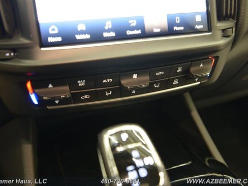 Used 2021 Maserati Levante image 31