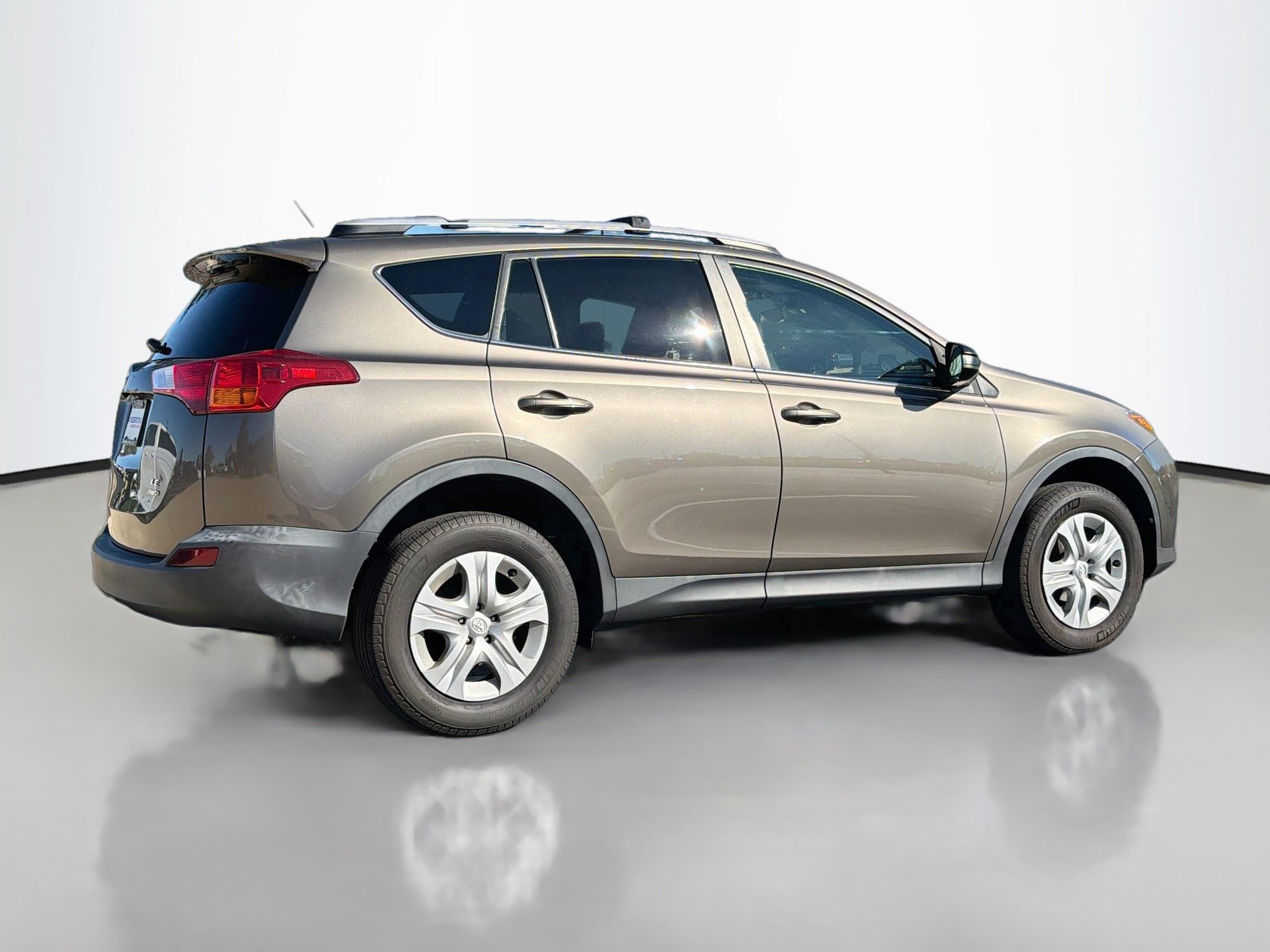 Used 2015 Toyota RAV4 LE AWD/4WD image 2