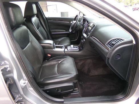 Used 2018 Chrysler 300 Limited image 33