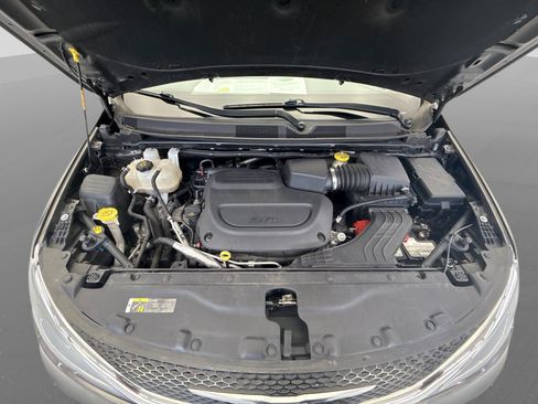 Used 2019 Chrysler Pacifica Touring-L FWD image 27