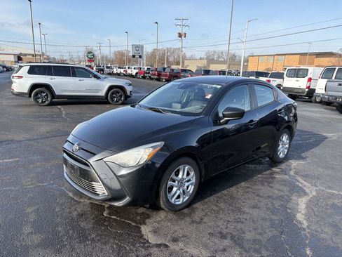 Used 2017 Toyota Yaris iA image 4