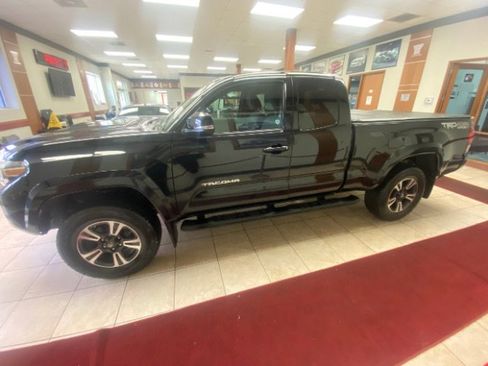 Used 2019 Toyota Tacoma TRD Sport image 2