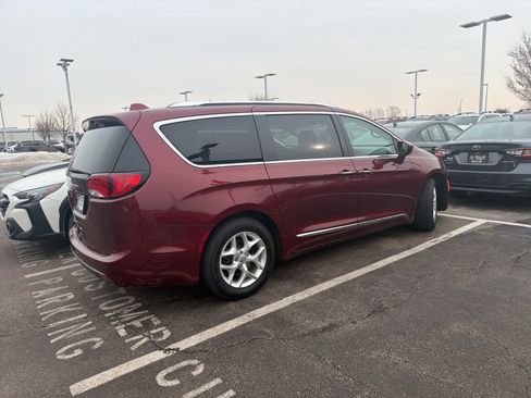 Used 2018 Chrysler Pacifica Touring-L Plus w/ Tire & Wheel Group image 9