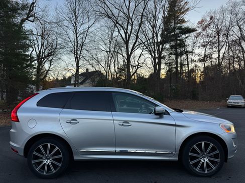 Used 2017 Volvo XC60 T6 Inscription w/ Climate Package image 4