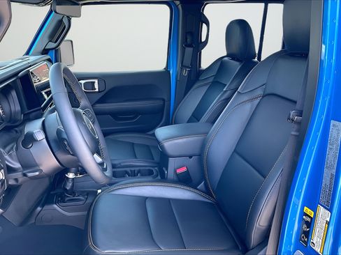 Used 2025 Jeep Gladiator Sport AWD/4WD image 18