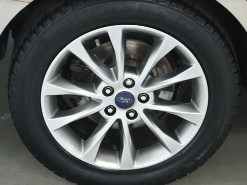 Used 2017 Ford Fusion SE w/ Fusion SE Technology Package image 12