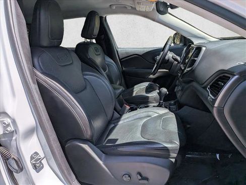 Used 2019 Jeep Cherokee Overland w/ Technology Group AWD/4WD image 21