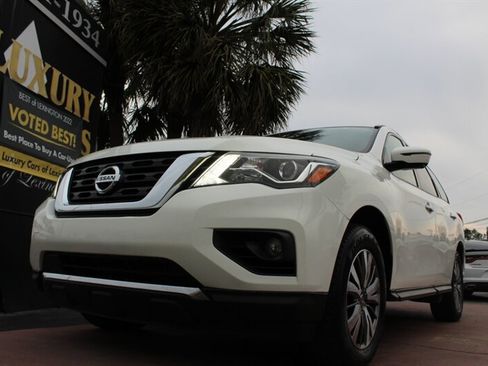 Used 2020 Nissan Pathfinder SL image 1